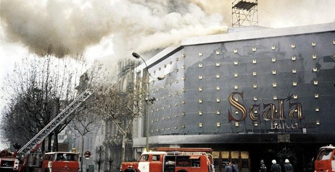 Los bomberos de Barcelona sofocando el fuego en la sala de fiestas Scala, en enero de 1978.