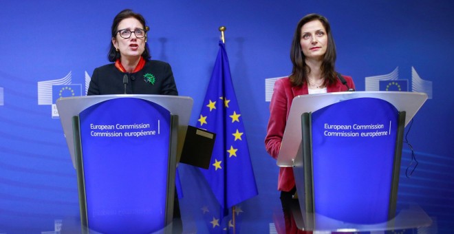 La comisaria europea de Economía y Sociedad Digital, Mariya Gabriel (d), y Madeleine de Cock Buning (i), de la Universidad de Utretch, ofrecen una rueda de prensa en Bruselas (Bélgica) hoy, 15 de enero de 2018. Buning preside el nuevo Grupo de Alto Nivel