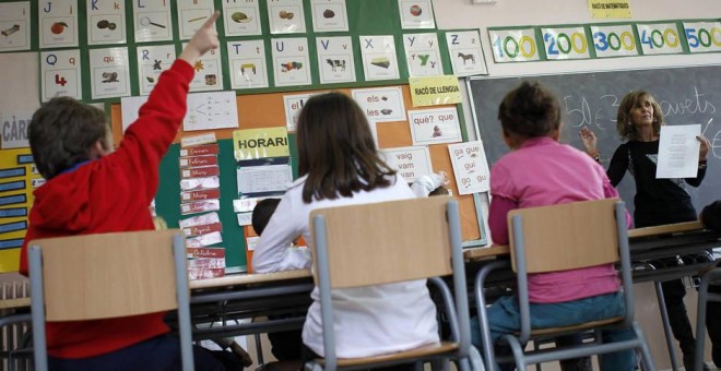 Un nio pide permiso para hablar durante una clase en un colegio. (Efe)