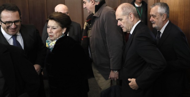 Los expresidentes socialistas José Antonio Griñán y Manuel Chaves, junto a la exconsejera de Hacienda Magdalena Álvarez, a su llegada a la sala de la Audiencia de Sevilla donde se celebra  el juicio de la pieza política de los ERE. EFE/Jose Manuel Vidal