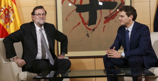 El presidente del Gobierno, Mariano Rajoy, y el líder de Ciudadanos, Albert Rivera, en una de sus reuniones. Archivo REUTERS