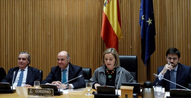 El ministro de Economía, Luis de Guindos, junto a la presidenta de la Comisión del Congreso que investiga la crisis financiera, Ana Oramas, momentos antes del inicio de su comparecencia en el Congreso de los Diputados de Madrid. EFE/ Emilio Naranjo