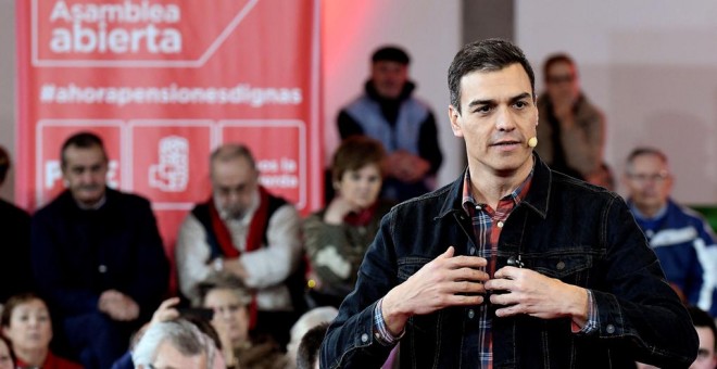 El secretario general del PSOE, Pedro Sánchez, interviene en León en una asamblea abierta . EFE/J.Casares