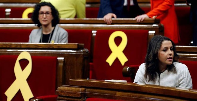 La líder de Ciutadans, Inés Arrimadas (d), y la secretaria general de ERC, Marta Rovira (i), junto a varios escaños vacios adornados con lazos amarillos. | EFE