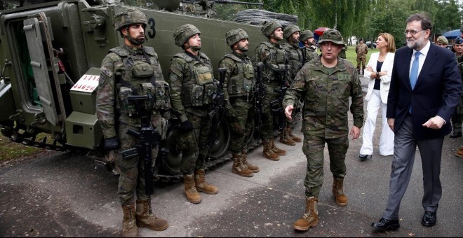 El presidente del Gobierno, Mariano Rajoy, junto a la ministra de Defensa, María Dolores de Cospedal, visita a las tropas españolas desplegadas frente a la frontera rusa en Letonia. Moncloa / Diego Crespo