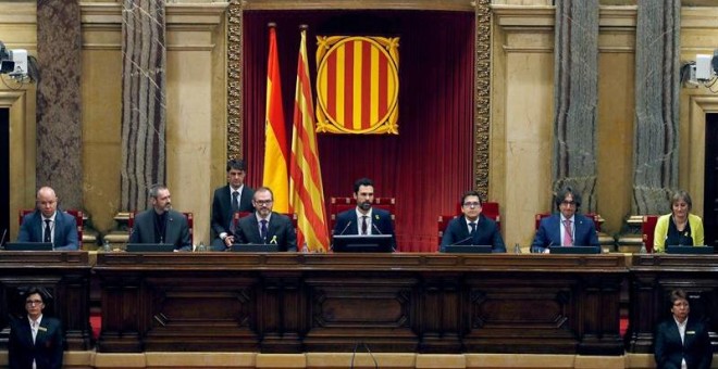 El nuevo presidente del Parlament, Roger Torrent (c), junto a los dos vicepresidentes Josep Costa (i), y José María Espejo-Saavedra (d), durante su primer discurso tras ser elegido durante la sesión constitutiva del Parlamento catalán de la XII legislatur