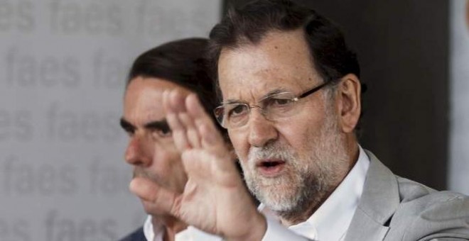 El presidente del Gobierno y del PP, Mariano Rajoy, con su antecesor, José María Aznar, en una imagen de archivo. REUTERS