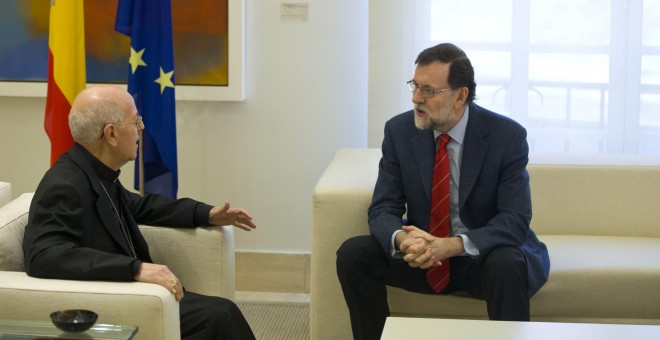 El presidente del Gobierno, Mariano Rajoy, con el presidente de la Conferencia Episcopal, Ricardo Blázquez, en el Palacio de la Moncloa, en marzo de 2017.