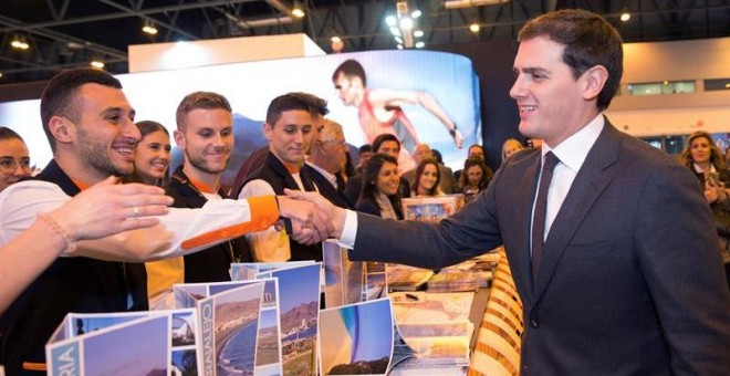 El líder de Ciudadanos, Albert Rivera, durante su visita ayer a la Feria Internacional de Turismo (FITUR). /EFE