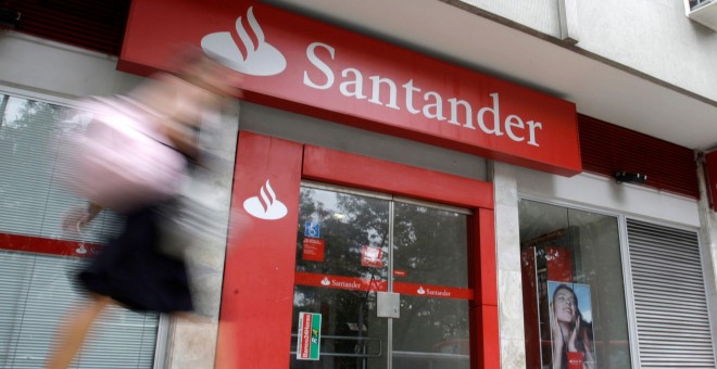 Una mujer pasa al lado de la sucursal del Banco Santander en Rio de Janeiro /REUTERS (Sergio Moraes/File Photo)