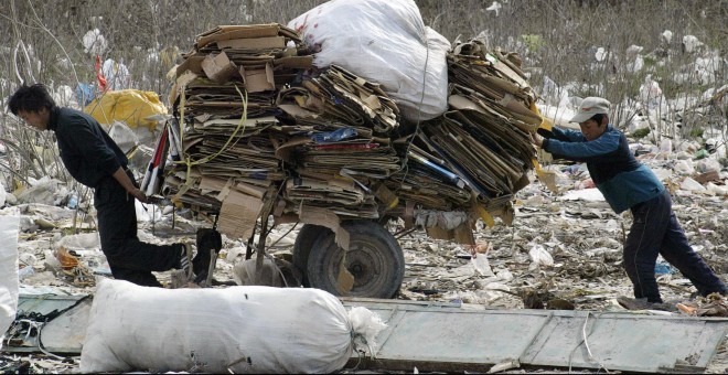 Vertedero de Bishkek, en Kirguistán, en marzo de 2005. VIKTOR DRACHEV / AFP