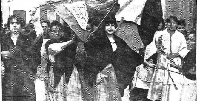 Mujeres con la bandera en Málaga, 1918.