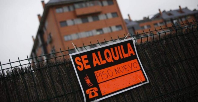 Cartel de una vivienda que se alquila. EFE