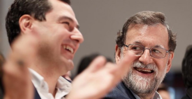 El presidente del Gobierno, Mariano Rajoy (d), junto al líder del PP andaluz, Juan Manuel Moreno (i), durante la clausura de un acto del PP de Sevilla. EFE