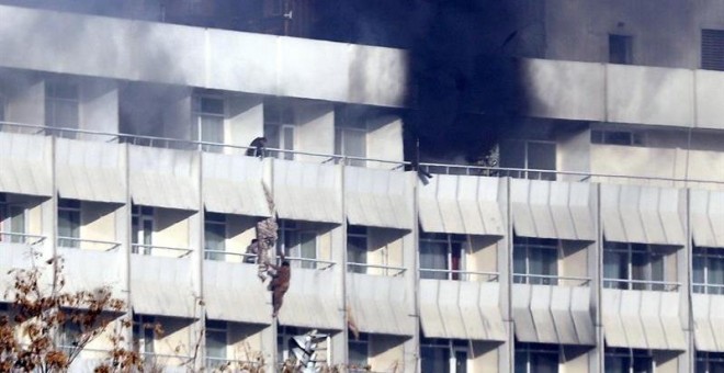 Un hombre cae de la cuarta planta al intentar escapar descendiendo por la fachada con un trozo de tela durante un ataque en el Hotel Intercontinental de Kabul. EFE