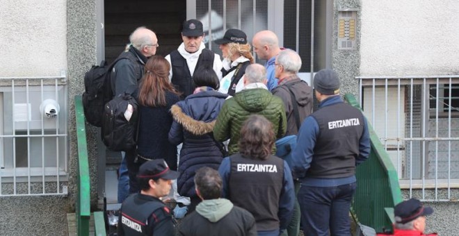 La Ertzaintza a las puertas del domicilio donde vivían los ancianos / EFE/Luis Tejido