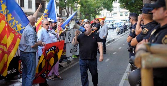 Pere Vicent con su megáfono en una concentración contra un coloquio sobre el derecho a decidir en Valencia el 25 de octubre en la Societat Coral El Micalet.