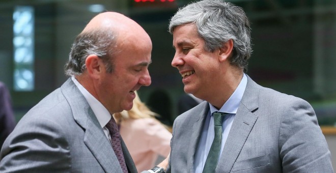 El ministro de Economía, Luís de Guindos, saluda al nuevo presidente del Eurogrupo y ministro de Finanzas portugués, Mário Centeno, antes del inicio de la reunión del Eurogrupo en Bruselas (Bélgica). EFE/ Stephanie Lecocq