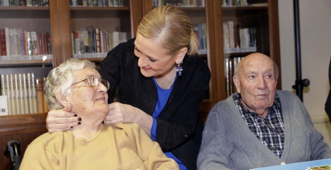 Cristina Cifuentes en la visita a una residencia de ancianos. COMUNIDAD DE MADRID