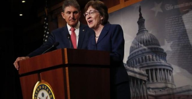 La senadora Susan Collins y Joe Manchin en Capitol Hill, Washington. REUTERS