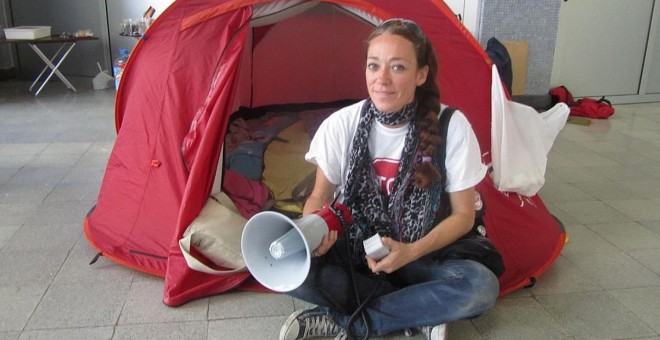 La activista de la PAH de Tenerife, Inma Évora, durante su protesta.