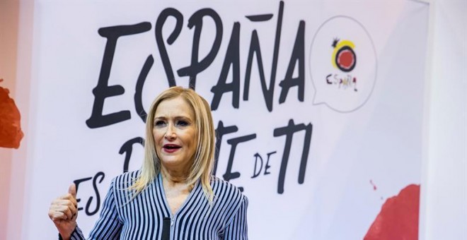 La presidenta de la Comunidad de Madrid, Cristina Cifuentes, durante su intervención en la presentación del nuevo proyecto de Palacio de Congresos de Madrid en la Feria Internacional de Turismo (FITUR). EFE/Santi Donaire