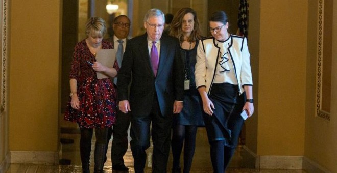 El líder de la mayoría republicana en el Senado de EEUU, Mitch McConnell, llega al Capitolio en Washington DC. - EFE