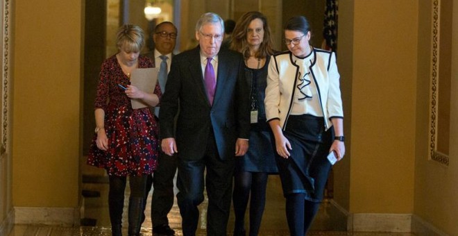 El líder de la mayoría republicana en el Senado de EEUU, Mitch McConnell, llega al Capitolio en Washington DC. - EFE