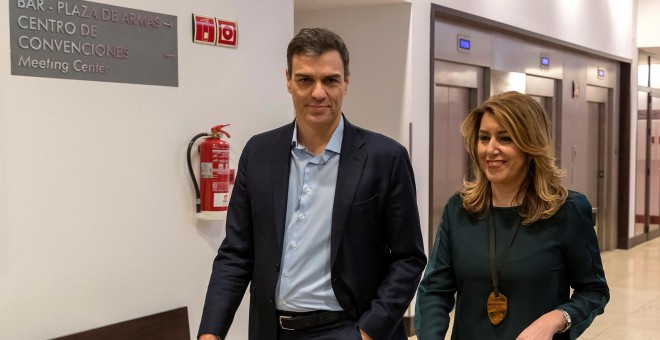 El secretario general del PSOE, Pedro Sánchez y la presidenta andaluza y secretaria general del PSOE-A, Susana Díaz, tras el encuentro que mantuvieron en Sevilla poco antes de la conferencia que Sánchez pronunció en el encuentro del Foro Joly .EFE/Julio M