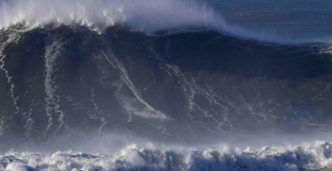 Hugo Vau surfea una ola de 35 metros en Nazaré. / EP