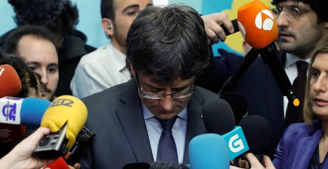 Puigdemont habla con los periodistas en Bruselas tras su encuentro con Roger Torrent. | YVES HERMAN (EFE)