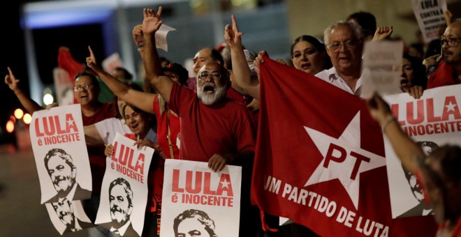 Manifestantes en Porto Alegre, antes del juicio a Lula da Silva. REUTERS