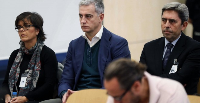 Vicente Rambla (d), exvicepresidente de la Generalitat Valenciana, en el banquillo del juicio de la trama Gürtel, junto a Cristina Ibáñez (d), exgerente del PP de la Comunidad Valenciana y Ricardo Costa (c), ex secretario general del PP de la Comunidad Va