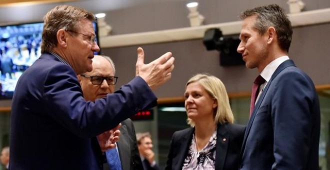 El ministro de Finanzas de Bélgica, Johan Van Overtveldt, conversa con el de Malta, Edward Scicluna, la ministra de  de Suecia, Magdalena Andersson y el de Dinamarca, Kristian Jensen, durante una reunión de ministros de Finanzas de la Unión Europea en Bru