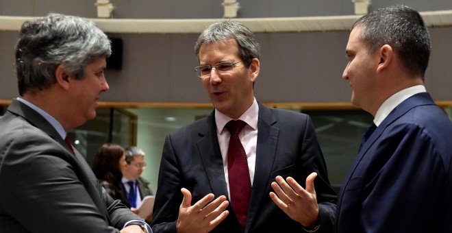 El ministro de Finanzas portugúes, Mario Centeno, conversa  con sus colegas austriáco, Hartwig Loeger, y búlgaro, Vladislav Goranov, antes de la reunión del Ecofin en Bruselas. REUTERS/Eric Vidal