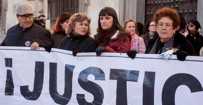 Marianela Olmedo (2d), mujer y madre de las víctimas del doble crimen de Almonte (Huelva) y Ruth Ortíz, madre de dos niños asesinados por José Bretón, piden la reapertura del juicio por el crimen de Almote.