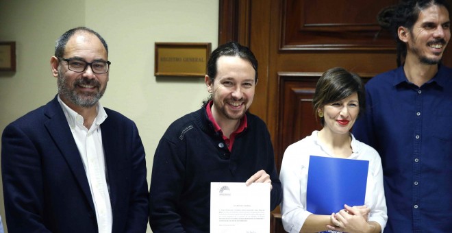 El líder de Podemos, Pablo Iglesias, con los diputados Alberto Montero, Yolanda Díaz y Alberto Rodríguez, presenta en el Congreso una proposición de ley en la que plantea que las pensiones se revaloricen a inicios de año con el IPC previsto. EFE/Paco Camp