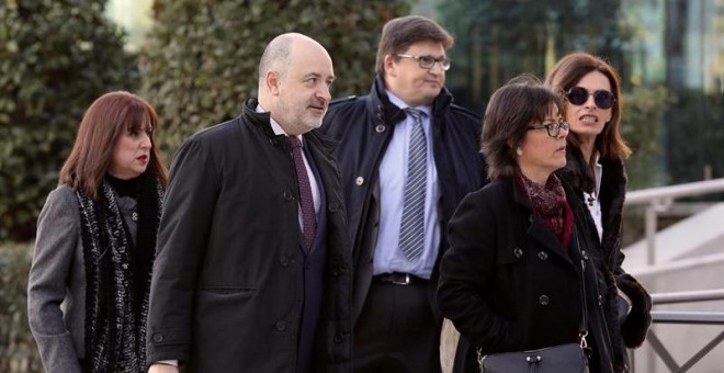 El exvicesecretario del PPCV David Serra (i) y la exgerente de la misma formación Cristina Ibáñez (2d) a su llegada hoy a la Audiencia Nacional que reanuda el juicio por la supuesta financiación irregular del PP de Valencia con las declaraciones de más ac