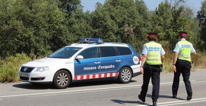 Fotografía de archivo de dos agentes de los Mossos. - EUROPA PRESS