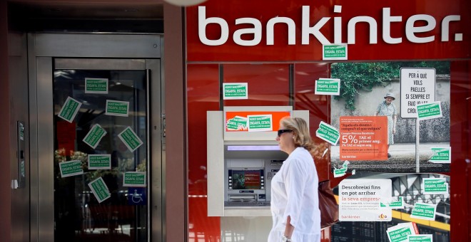 Oficina de Bankinter en Mataró, con pegatinas de la PAH. REUTERS/Gustau Nacarino