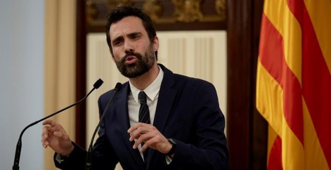 El presidente del Parlament, Roger Torrent (ERC), durante su comparecencia en la que ha anunciado hoy que los servicios jurídicos ya están estudiando una respuesta a la impugnación del Gobierno, al que ha exigido 'respeto', y ha subrayado que pese a las '