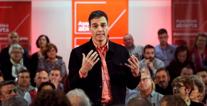 El secretario general del PSOE, Pedro Sánchez, durante su intervención en una asamblea abierta a militantes y simpatizantes en Elche. EFE