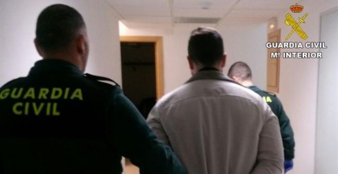 Dos agentes de la Guardia Civil detienen a un hombre. - EUROPA PRESS