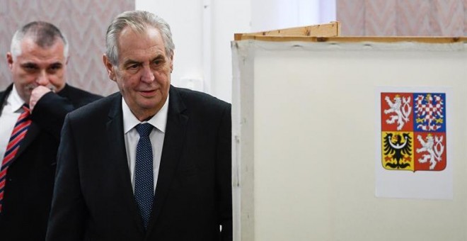 El presidente y candidato a las presidenciales checas, Milos Zeman, vota en Praga. / EFE