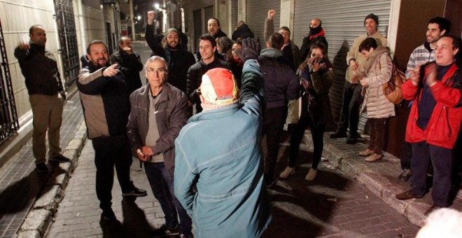 Un defensor de la cruz, brazo en alto, se enfrenta a un grupo de detractores de que el monumento permaneciera en su sitio./EFE