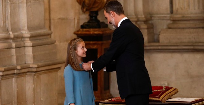 El Rey impone un lazo representativo  Rel Toisón de Oro a la princesa de Asturias