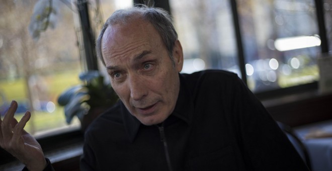 Eusebio Poncela, en la cafetería El Espejo durante la entrevista. REPORTAJE FOTOGRÁFICO: JAIRO VARGAS