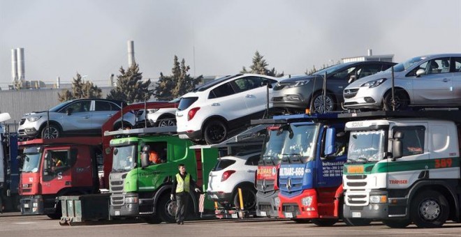 Camiones cargados de vehículos en la factoría de Opel en Figueruelas, Zaragoza. EFE