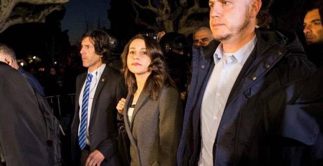 Inés Arrimadas sale del Parlament. | EFE