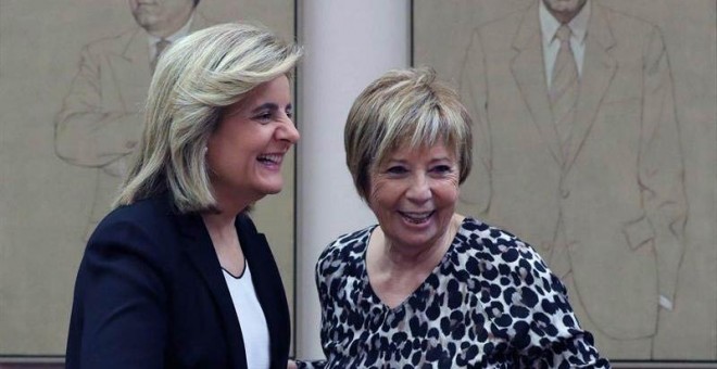 La ministra de Empleo y Seguridad Social, Fátima Báñez, junto a Celia Villalobos (d) durante su comparecencia hoy en la Comisión del Pacto de Toledo junto a la presidenta de dicha comisión, Celia Villalobos. | BALLESTEROS (EFE)